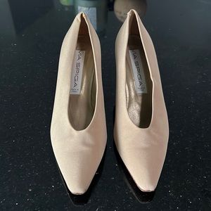 Elegant kitten heel VIA SPIGA pumps!